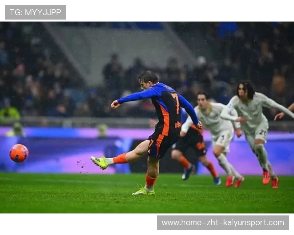 劳塔罗禁区内接应迪马尔科回敲,迎球推射入网 劳塔罗禁区内接应迪马尔科回敲,迎球推射入网